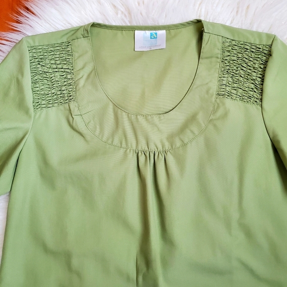 Stylish scrub top - Picture 3 of 5